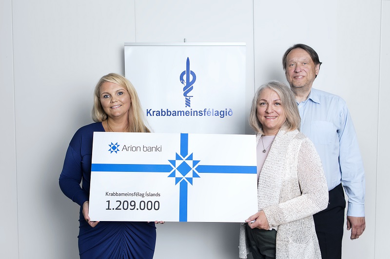 Frá vinstri: Katrín Rós Gunnarsdóttir, útibússtjóri Arion banka í vesturbæ, Sigrún Lillie Magnúsdóttir, forstöðumaður Ráðgjafarþjónustu Krabbameinsfélagsins, Kristján Sturluson, framkvæmdastjóri Krabbameinsfélagsins. - mynd