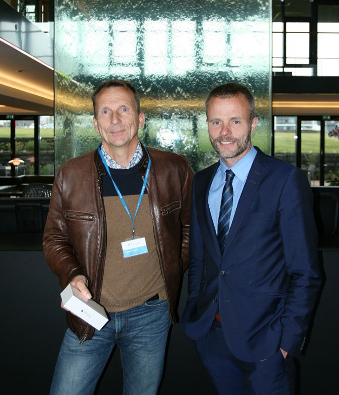 Helgi Bjarnason, framkvæmdastjóri Viðskiptabankasviðs og vinningshafinn, Magnús Jónsson. - mynd