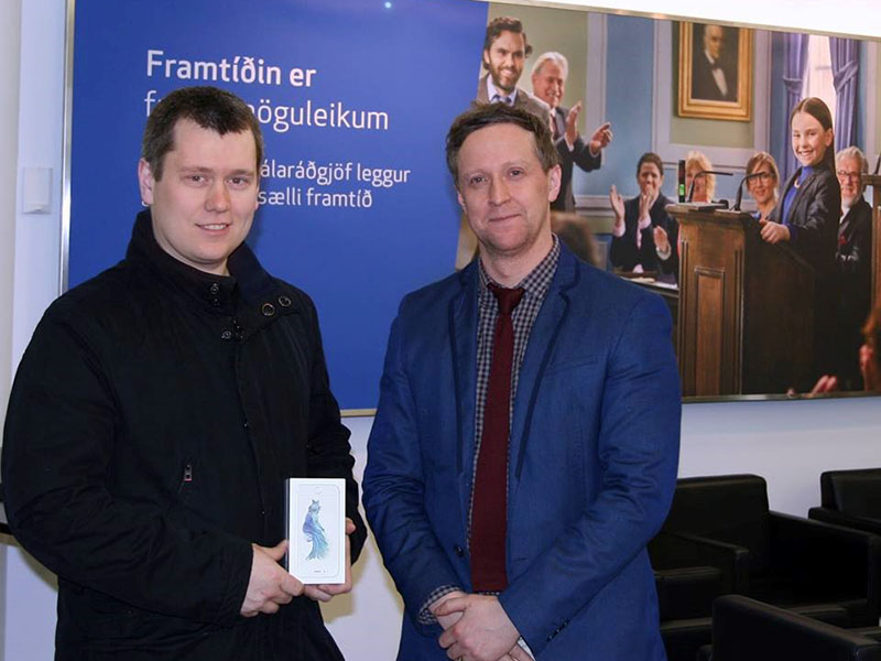 Einar Örn Ævarsson útibússtjóri í Hafnarfirði og vinningshafinn Stefán Þórsson. - mynd