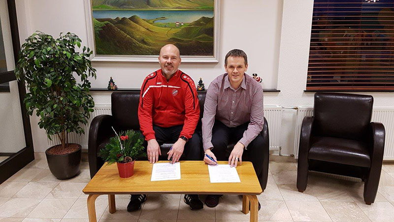 Hilmar Þór Hilmarsson, frá Ungmennafélaginu Hvöt, og Auðunn Steinn Sigurðsson, útibússtjóri á Blönduósi, undirrita samninginn. - mynd