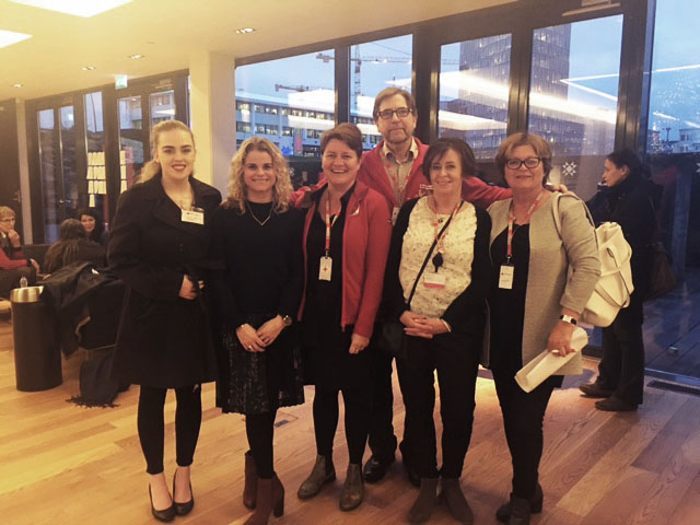 Kristín Ágústsdóttir, frá markaðsdeild Arion banka, ásamt starfsfólki Rauða kross Íslands. - mynd