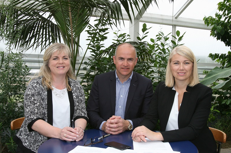 F.v.: Aldís Hafsteinsdóttir, bæjarstjóri í Hveragerði, Gísli Steinar Gíslason hjá Suðursölum ehf. og Iða Brá Benediktsdóttir, framkvæmdastjóri viðskiptabankasviðs Arion banka - mynd