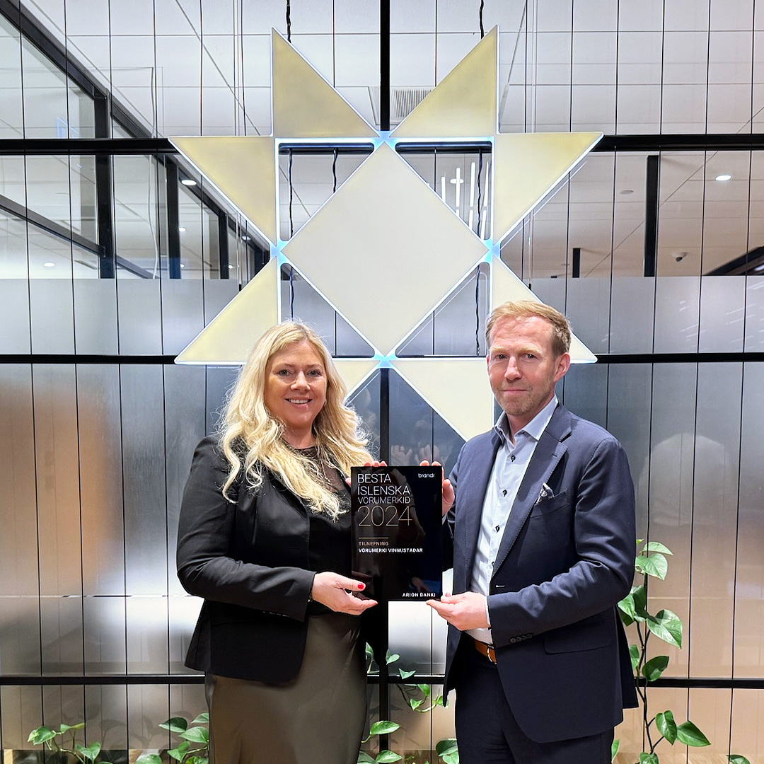 Helga Halldórsdóttir, forstöðumaður mannauðs Arion, og Benedikt Gíslason, bankastjóri, með grip sem vottar um tilefninguna. - mynd