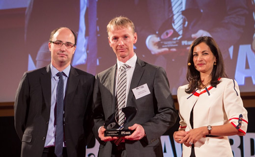 Arnaldur Loftsson, framkvæmdastjóri Frjálsa lífeyrissjóðsins, tekur við verðlaununum sem besti lífeyrissjóðurinn í sínum stærðarflokki. - mynd