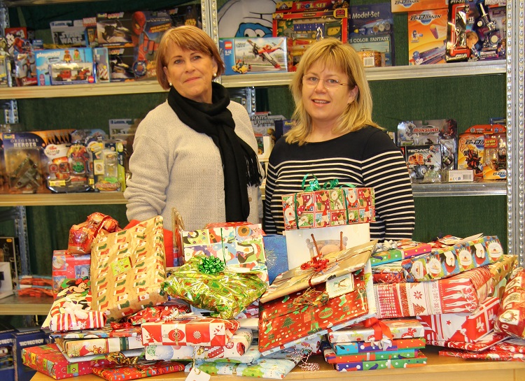 Svava H. Friðgeirsdóttir, skjalastjóri Arion banka, afhendir Aðalheiði Frantzdóttir, framkvæmdastjóra Mæðrastyrksnefndar Reykjavíkur, styrkinn og jólagjafir frá starfsfólki bankans. - mynd