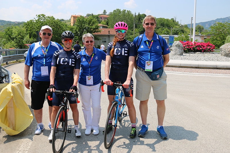 Frá vinstri Örn Andrésson, stjórn ÍSÍ og annar aðalfararstjóri íslenska hópsins; Ágústa Edda Björnsdóttir, hjólreiðakappi; Líney Rut Halldórsdóttir, framkvæmdastjóri ÍSÍ; Erla Sigurlaug Sigurðardóttir, hjólreiðakappi og Gunnar Bragason, stjórn ÍSÍ - mynd
