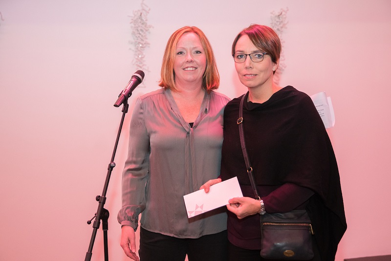 Rakel Óttarsdóttir afhendir Ingibjörgu Th. Hreiðarsdóttur styrk að fjárhæð 1,6 milljón / Mynd: OZZO Photography - mynd