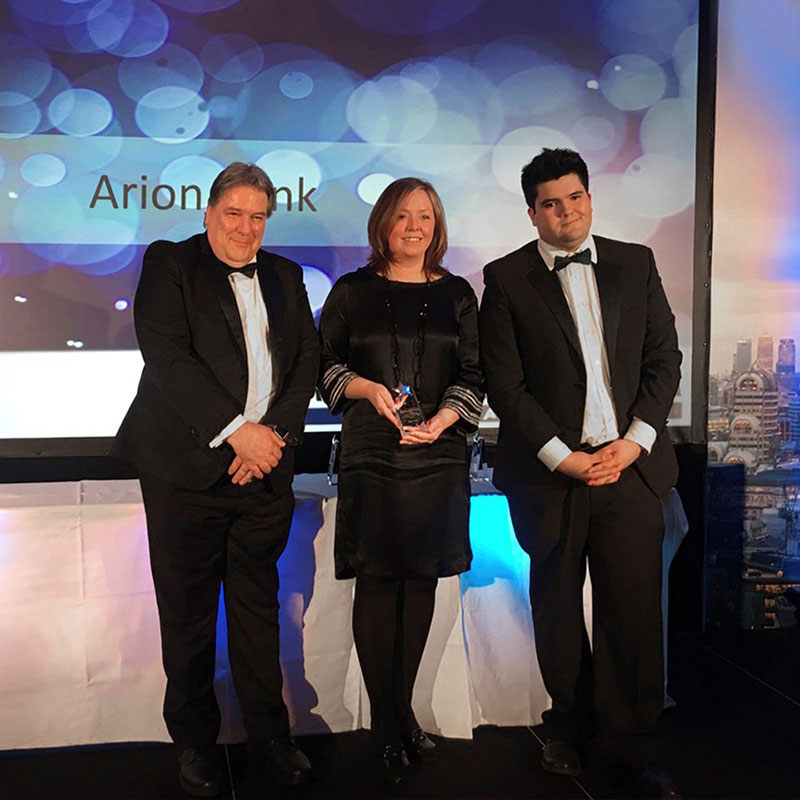 Rakel Óttarsdóttir, managing director of Information Technology at Arion Bank, receiving the award. - mynd