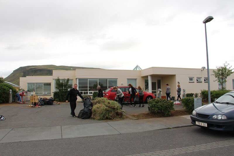 Starfsfólk Arion banka tók til hendinni við sambýli borgarinnar - mynd