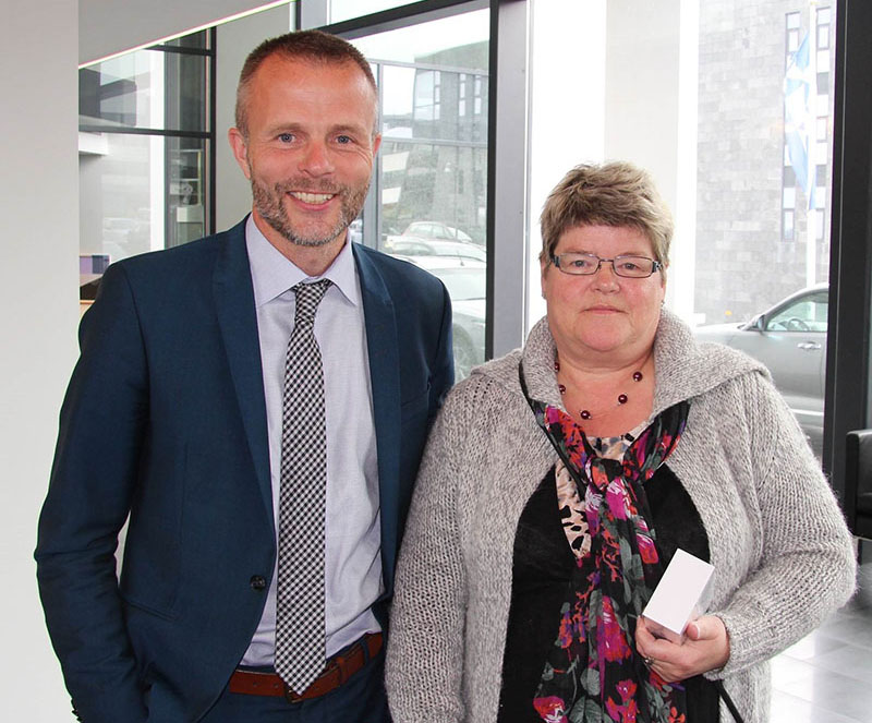 Helgi Bjarnason, framkvæmdastjóri Viðskiptabankasviðs og vinningshafinn, María Stefánsdóttir.  - mynd