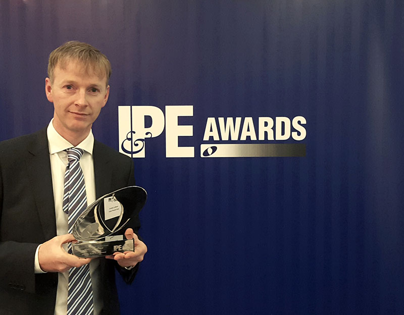 Arnaldur Loftsson, framkvæmdastjóri Frjálsa lífeyrissjóðsins, með verðlaunagripinn sem hann fékk afhentan í gær. - mynd