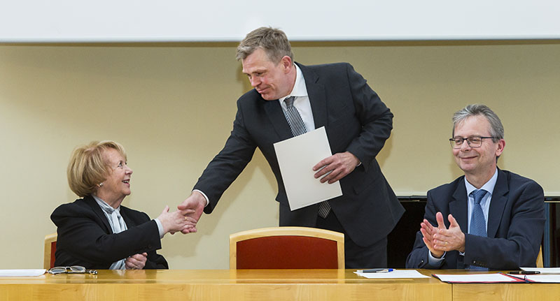 Arion banki styrkir stofnun Vigdísar Finnbogadóttur í erlendum tungumálum - mynd