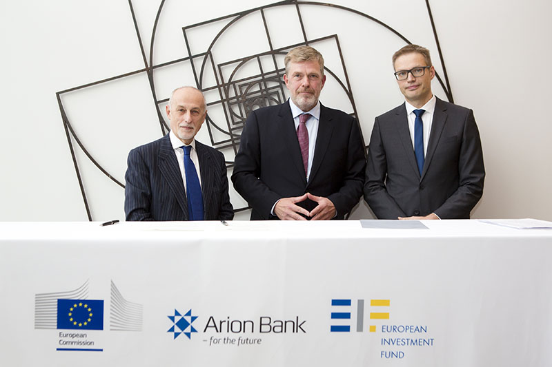 Pier Luigi Gilibert, Höskuldur H. Ólafsson og Tarvo Kungla, staðgengill sendiherra ESB á Íslandi, sem allir héldu stutta tölu við undirritunina. - mynd