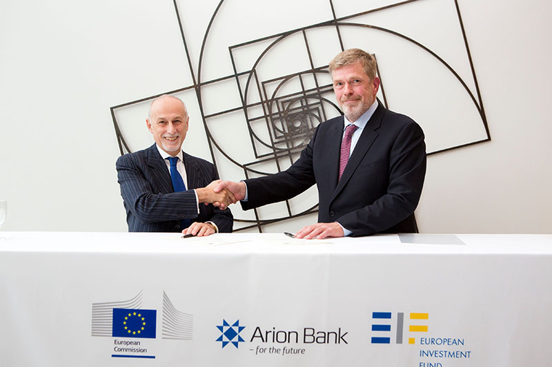 Höskuldur H. Ólafsson, bankastjóri Arion banka, og Pier Luigi Gilibert, framkvæmdastjóri Fjárfestingarsjóðs Evrópu rita undir samninginn. - mynd