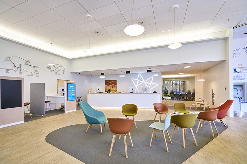 Biðsvæði í endurbættu útibúi á Smáratorgi - mynd