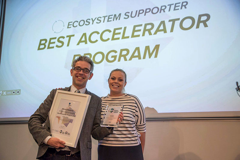 Einar Gunnar Guðmundsson, Arion banka, tekur við verðlaunum úr hendi Salóme Guðmundsdóttur, framkvæmdastjóra Icelandic Startups - mynd