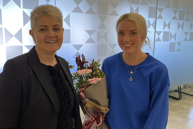 Guðný Vala Björgvinsdóttir vinningshafi ásamt Sædísi Ívu Elíasdóttur svæðis- og útibússtjóra hjá Arion banka - mynd